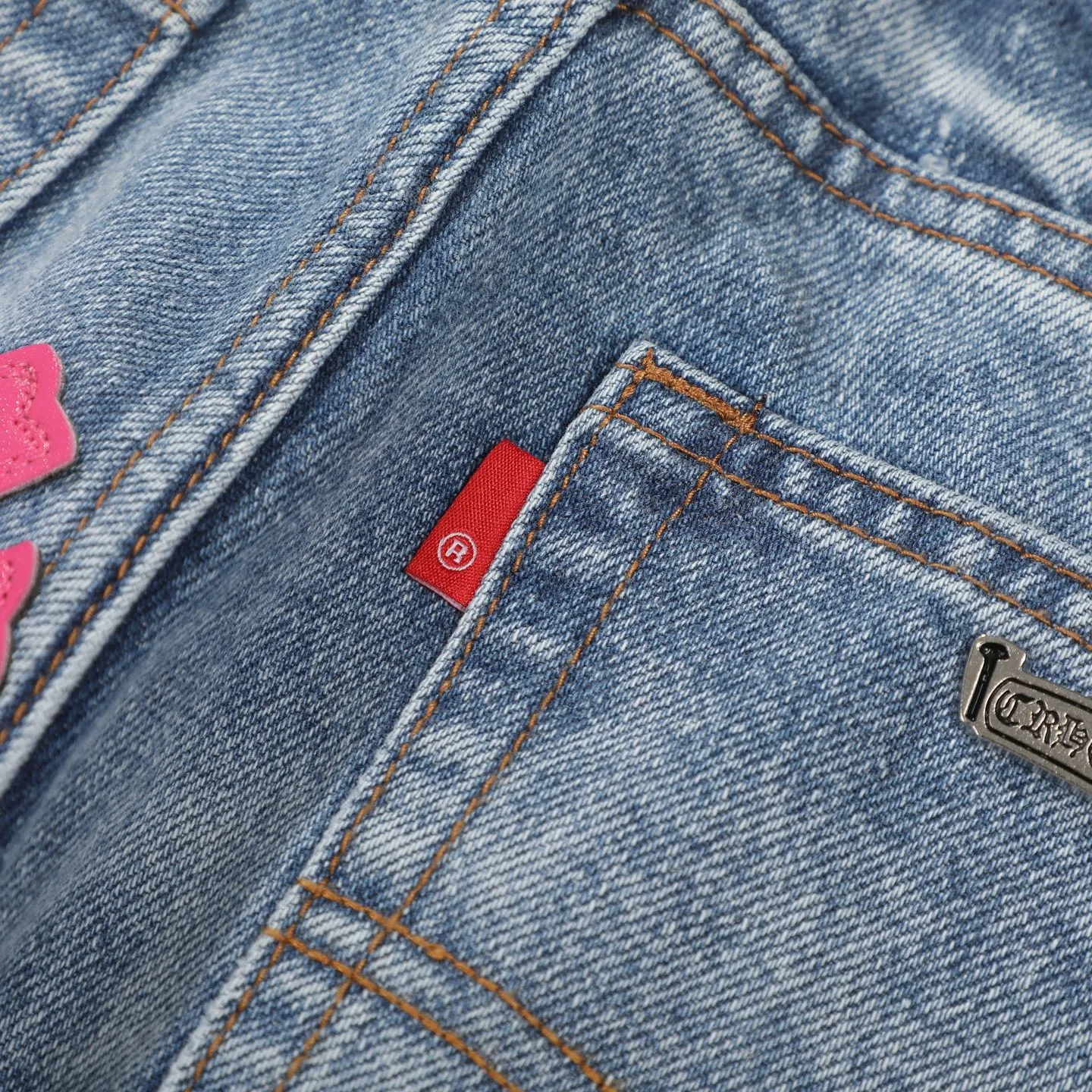 P260 Chrome Hearts 25FW CH Blue Pants Pink Leather Cross Bamboo Jeans. It adopts patchwork elements, mostly in the shape of a cross, and has glitter on the leather surface. Unique design, simple and elegant details, exquisite workmanship, the entire trousers are neatly routed, and the details are in place! It’s also so cool that both men and women can easily control it. It’s a gender-neutral trendy up version. Color: blue pants and pink leather Size: 28 30 32 34 36